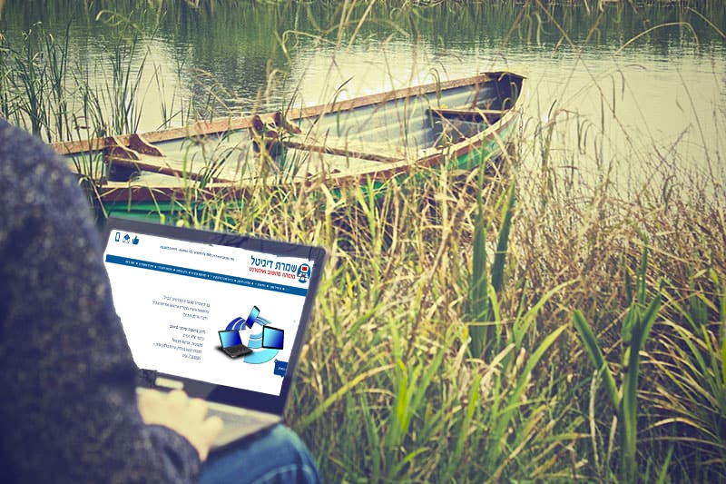 שמרת דיגיטל - איש עם מחשב ליד  אגם מבצע תמיכה מרחוק